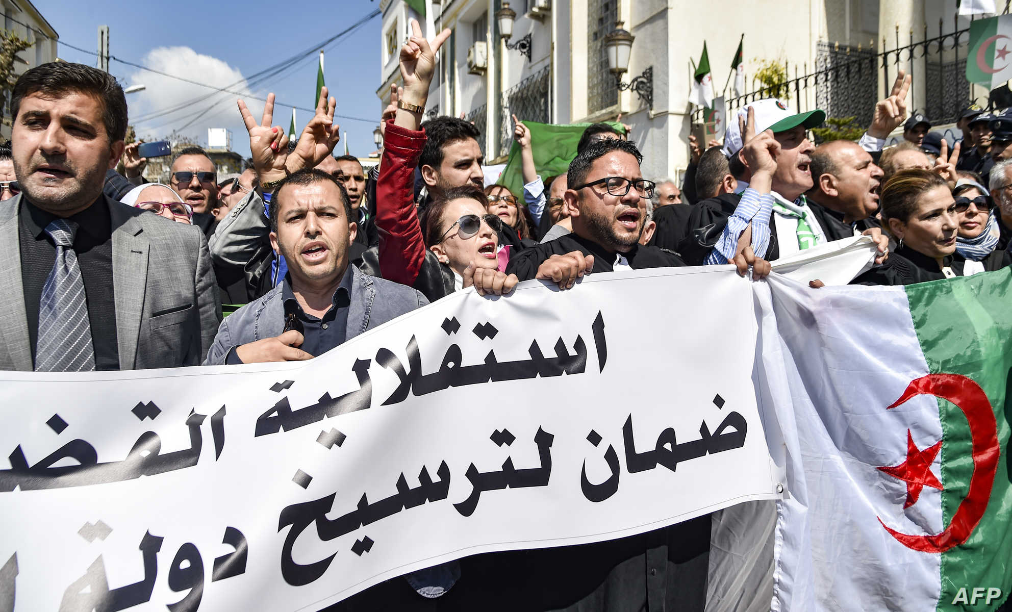 وقفة احتجاجية للقضاة بالجزائر احتجاجا على القانون الأساسي للقضاة